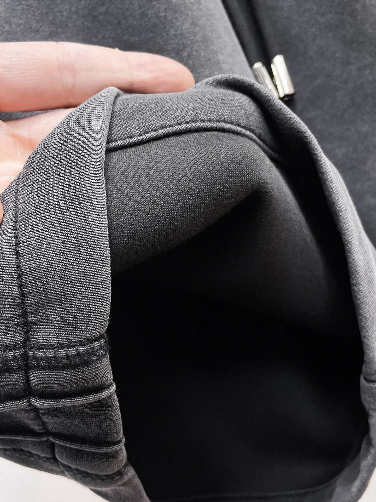 Balenciaga's three-standard complete 2026 summer New Arrival men's casual shorts, advanced custom-made Breathable fabric, Breathable fabric, extremely stretchy and comfortable, impeccable details, top-grade accessories, original logo design concept, delicate and soft feel! The upper body fit is awesome! Size: M-XXXL Please state your height and weight when ordering